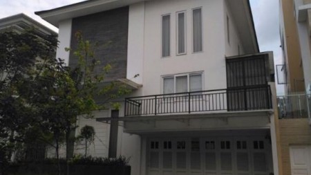 Dijual rumah mewah di Taman Beverly Golf Karawaci