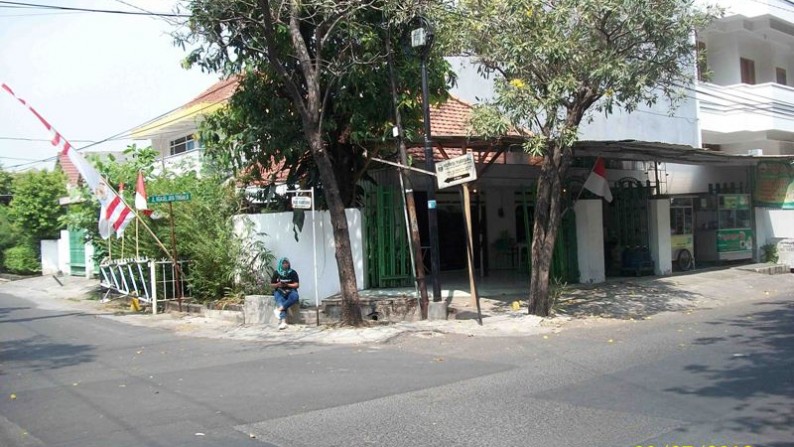 Jual Rumah untuk Usaha 1.5 Lantai, Lokasi Nol Jalan, Hoek, Strategis