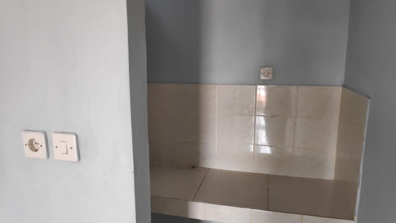 Dijual rumah kost 3 lantai dengan harga sewa tinggi di Koja Jakarta Utara