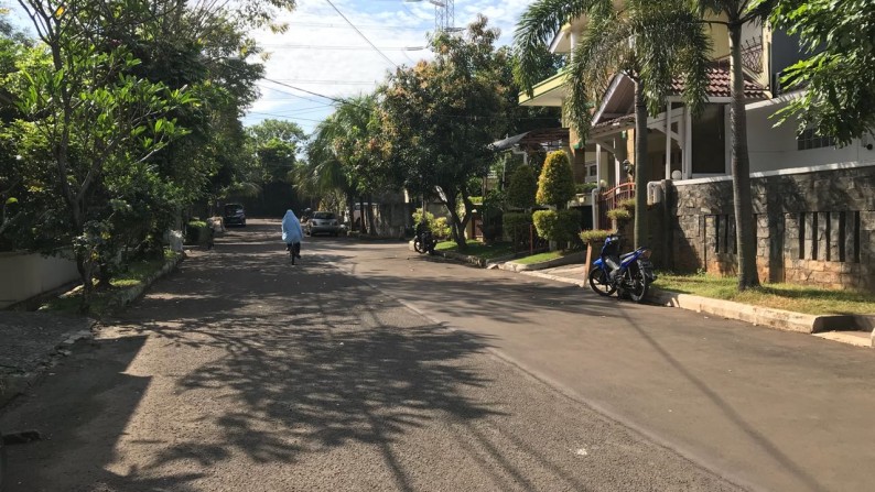 Rumah dengan Halaman Luas dan Hunian Nyaman @Bintaro