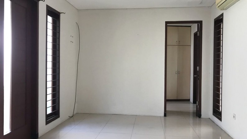 Rumah dengan Halaman Luas dan Hunian Nyaman @Bintaro