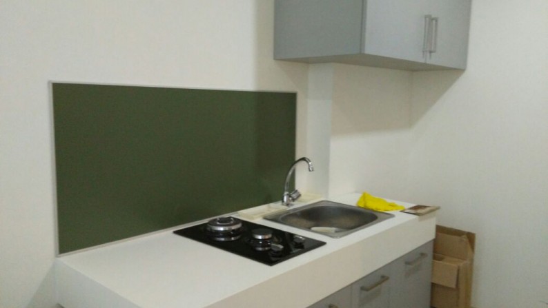 02 BEDROOM APARTMENT BARU SEMI FURNISHED DI PUSAT BSD HANYA 900 JUTA SAJA