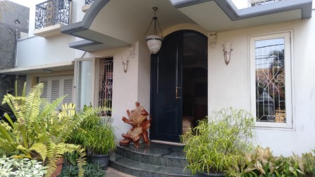 RUMAH MEWAH DI GUDANG PELURU SELATAN TEBET, DALAM KOMPLEKS, SIAP HUNI, BISA KPR, HARGA NEGO