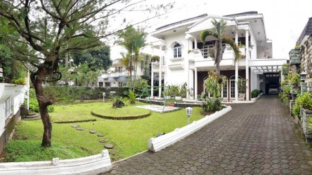 Rumah Mewah Lokasi Strategis di Jalan Pahlawan, Sukaluyu Bandung