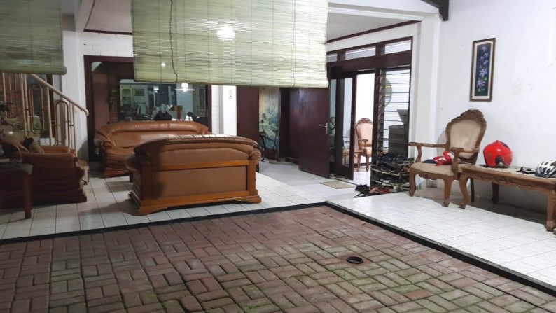 Rumah dengan 9 Kamar di Buah Batu