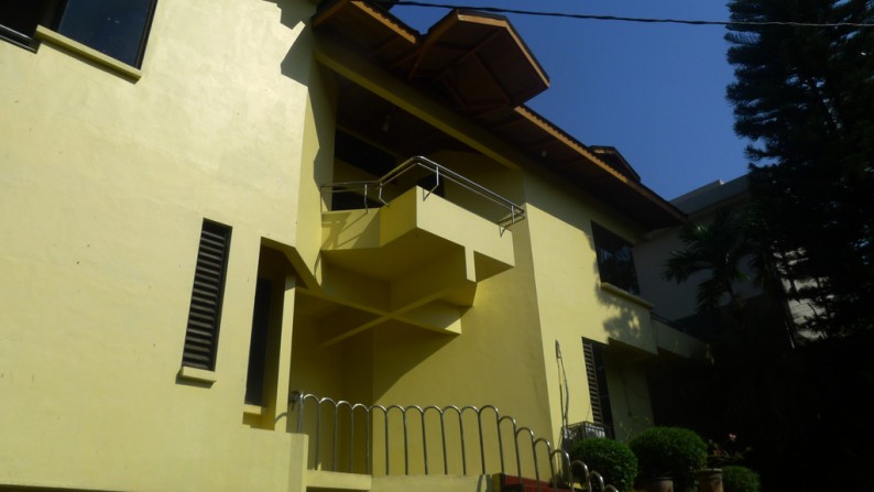 Dijual rumah di lokasi prestigious & tenang di Jl Simprug Garden II