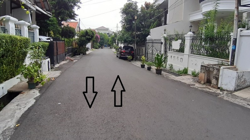 Rumah di Tebet Barat Dalam, Layak Huni, Jalan depan rumah bisa dilalui 3 mobil, SHM