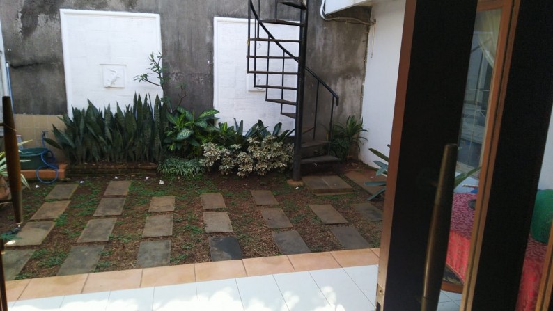 Rumah Sangat Asri di Cinere