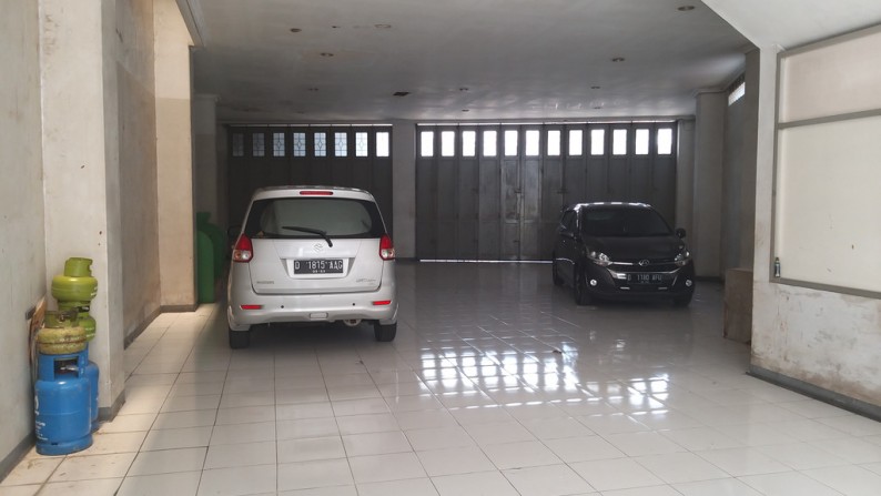 Ex Showroom di Main Road Kopo