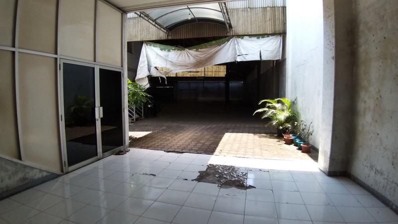 Ex Showroom di Main Road Kopo