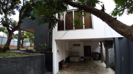 Rumah Design Modern dan Asri Dengan Halaman Luas di Cinere