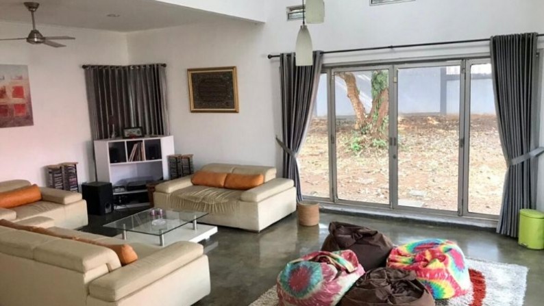 Rumah Design Modern dan Asri Dengan Halaman Luas di Cinere