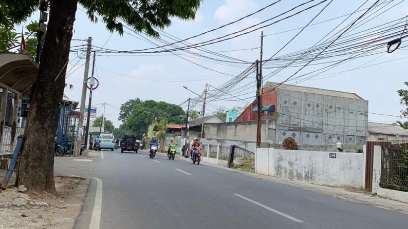 Rumah Pingir Jalan Raya, Halaman Luas, dan Asri @Jagakarsa