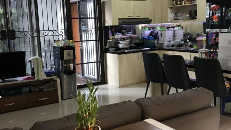 Rumah 2 Lantai Bagus  dan Nyaman di Premier Riviera 