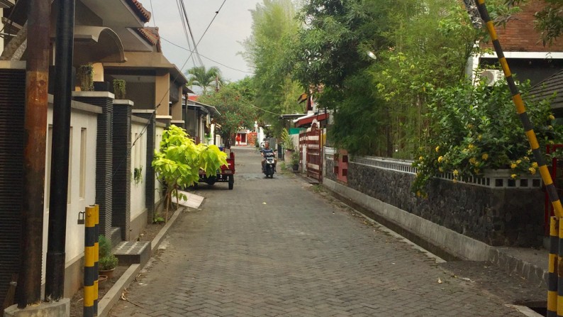 RUMAH MINIMALIS DALAM PERUMAHAN, LOKASI STRATEGIS, DEKAT JL DAMAI