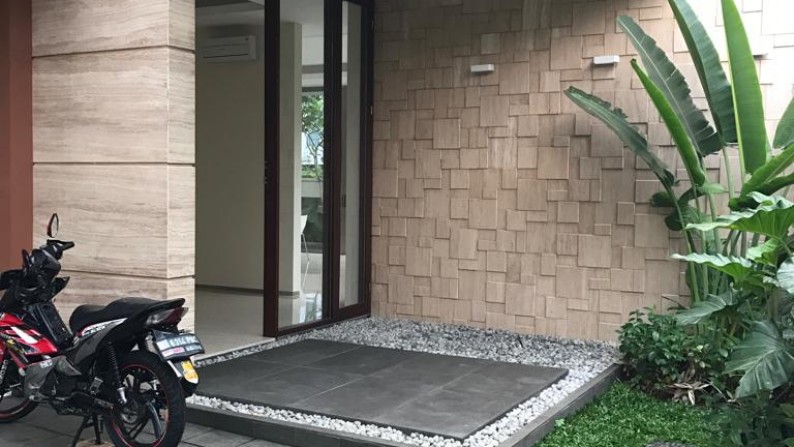 Rumah Mewah dengan Lift Lebakbulus Jakarta Selatan