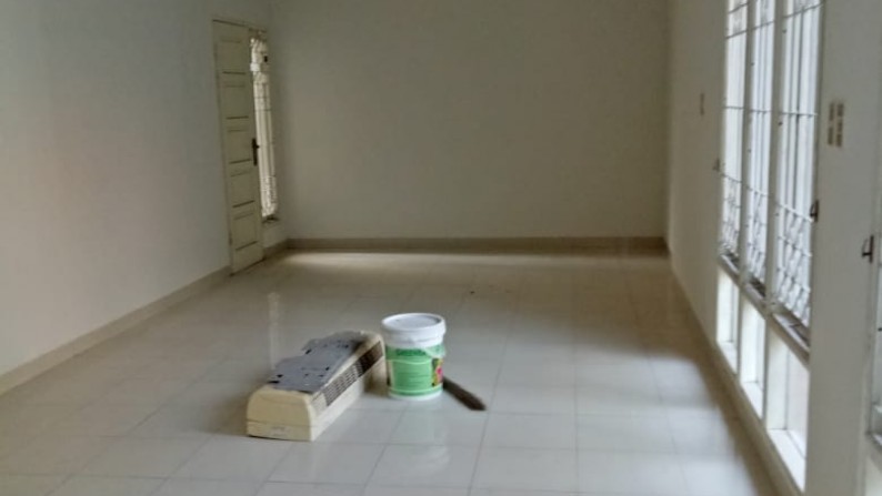 Disewakan Rumah Sekaligus Tempat Usaha di Jalan Raya Kebon Jeruk