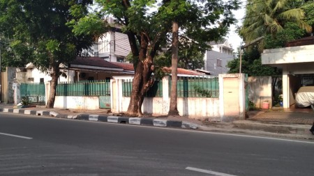 Rumah tua hitung tanah ..jual cepat harga murah cocok buat usaha ..peruntukan komersial..sianp bangun..lt 2200m..