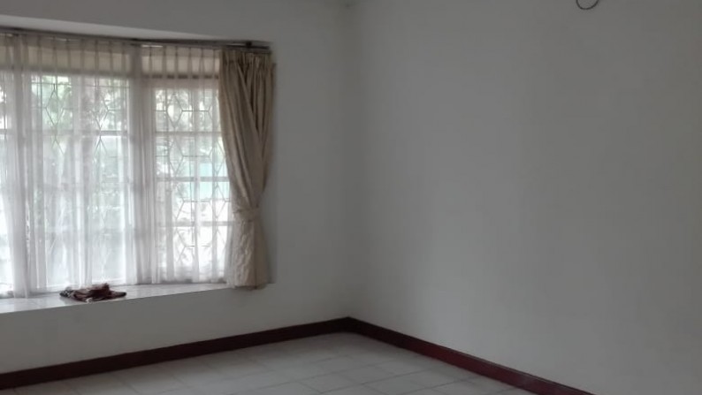 Rumah Siap Huni, Halaman Luas dan Hunian Nyaman @Cut Nyak Dien, Bintaro