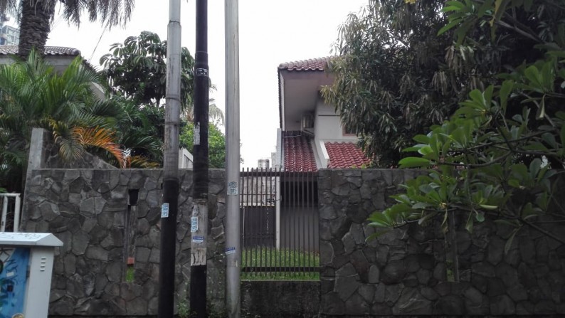 Rumah Siap Huni, Halaman Luas dan Hunian Asri @Bintaro