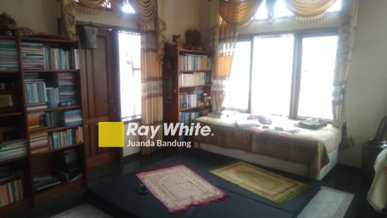 Rumah Pinggir Jalan Raya Maribaya