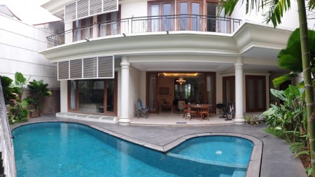 RUMAH DI PONDOK INDAH, JAKARTA SELATAN, PRIVATE POOL, DEKAT SEKOLAH JIS DAN AKSES TOL JORR