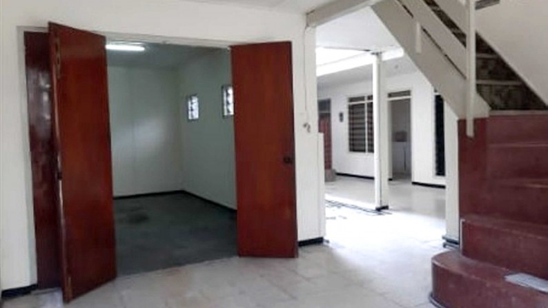 Jual Rumah 1.5 Lantai, Bagus + Terawat, Row Jalan depan Lebar + Paving, Siap Huni, Bisa untuk Rumah Tinggal/Kantor