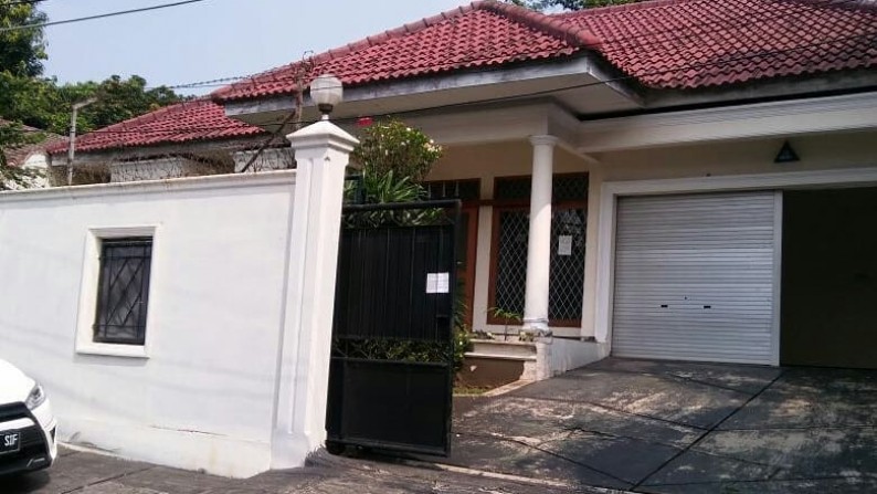 Rumah 1 lantai ada kolam renang di Kemang Jakarta Selatan