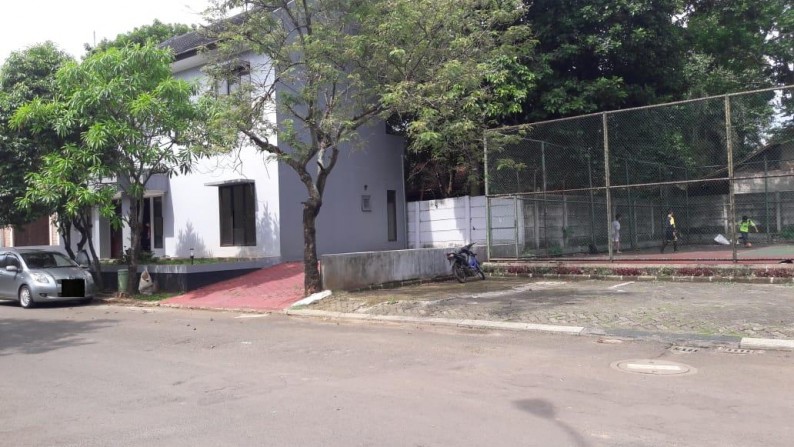 Rumah Cantik,siap huni ,sebelah lapangan tenis di Bintaro 9