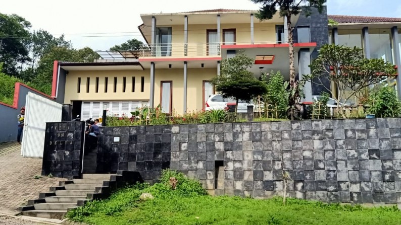 Rumah villa cantik Lembang di Jual