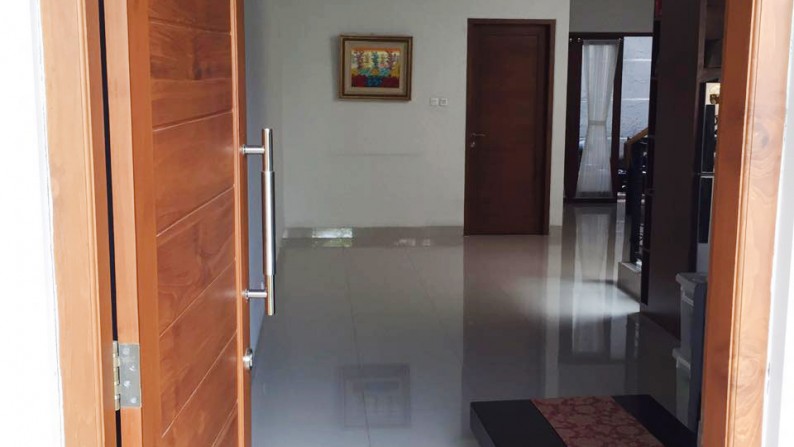 Rumah Murah dan Hotsale dengan taman dan kolam ikan di Bintaro Sektor 6