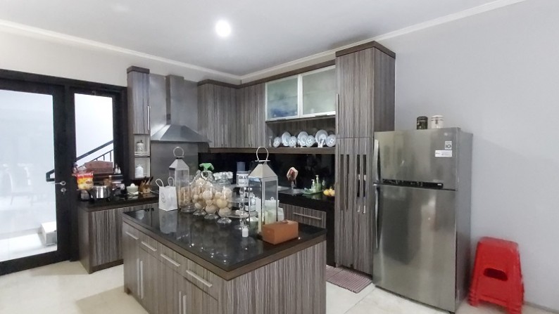 Rumah di Kebayoran Baru, Jakarta Selatan, Dekat Stasiun MRT Blok M, Furnished, 5 BR