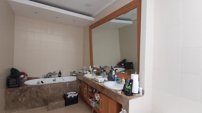 Rumah di Kebayoran Baru, Jakarta Selatan, Dekat Stasiun MRT Blok M, Furnished, 5 BR