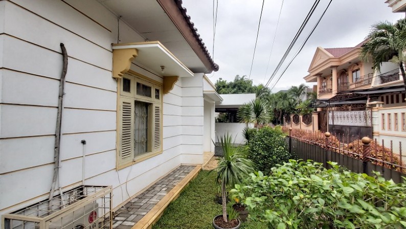 Rumah di Tanjung Barat, Jakarta Selatan, Dalam Kompleks, Di Hoek, SHM, LT 289 m2