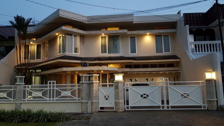 Rumah Cantik, Mewah dan memiliki halaman luas di Cempaka Putih, Jakarta Pusat