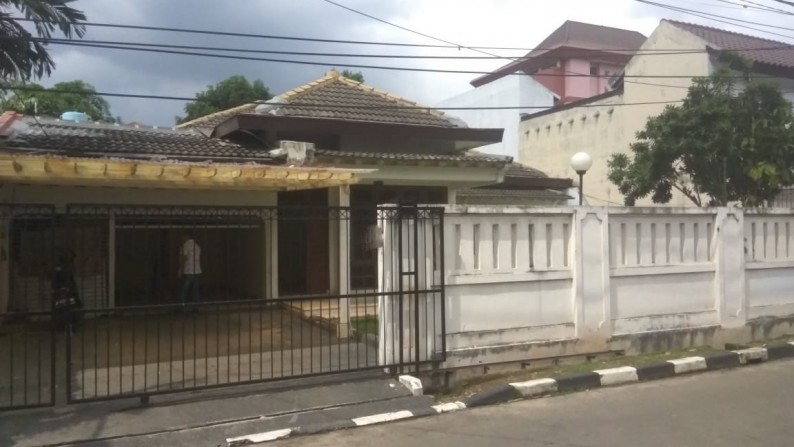 Rumah Siap Huni dengan lahan parkir luas di Kemang, Jakarta Timur