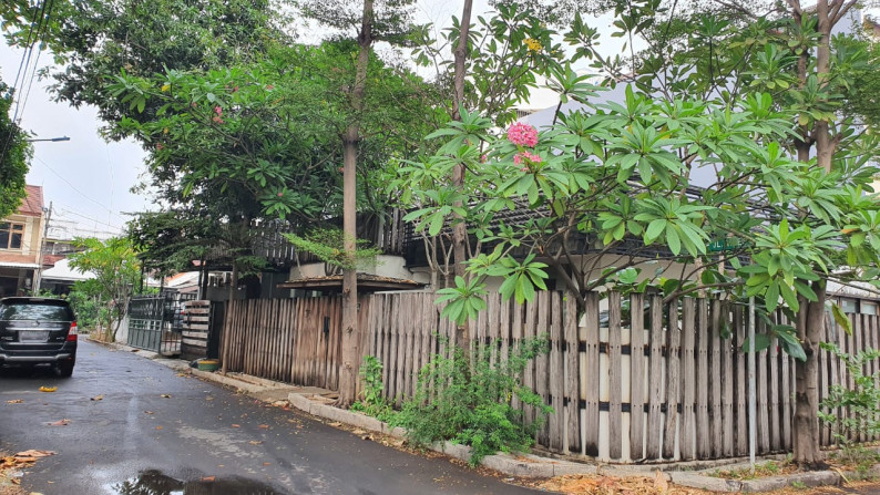 Rumah Hoek dengan jalan lebar di Komplek Taman Aries, Jakarta barat