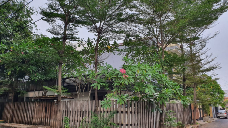 Rumah Hoek dengan jalan lebar di Komplek Taman Aries, Jakarta barat