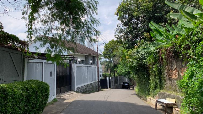 Rumah Dengan Halaman Luas dan Hunian Nyaman @Kemang Buntu