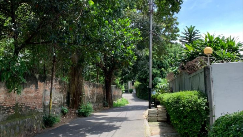 Rumah Dengan Halaman Luas dan Hunian Nyaman @Kemang Buntu