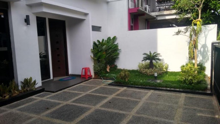 Rumah Murah, Cantik dengan carport dan taman di Bintaro Jakarta Selatan