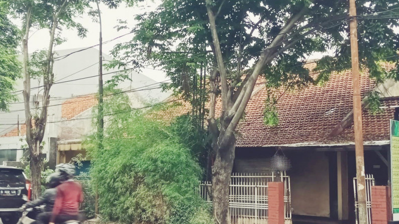 Rumah Klasik dengan halaman luas di Bintaro, Jakarta Selatan