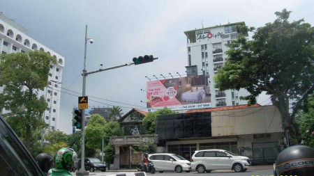 Sewa Rumah Untuk Usaha, Lokasi Strategis Nol Jalan Raya, Pusat Kota (depan Hotel Sahid), Hoek, Cocok untuk Kantor / Resto  & Cafe, dsb