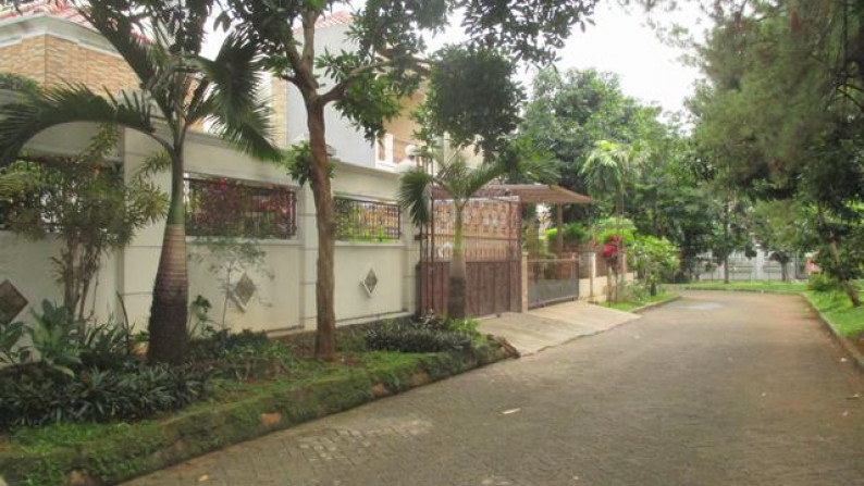 Dijual rumah besar rapih nyaman terawat, strategis lokasi depan, siap huni di Villa Melati Mas Serpong Tangerang Banten