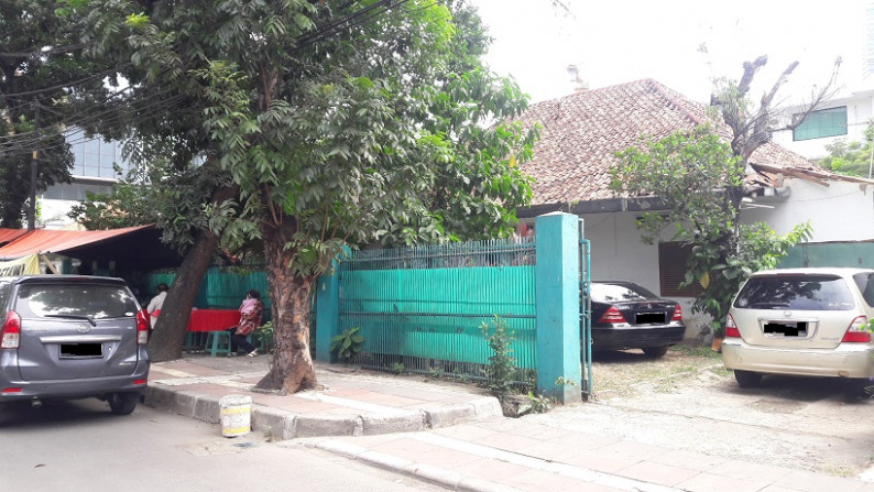 TURUN HARGA. RUMAH TUA  DI JAKARTA PUSAT, HITUNG TANAH SAJA, ZONA CAMPURAN, HADAP SELATAN, SHM