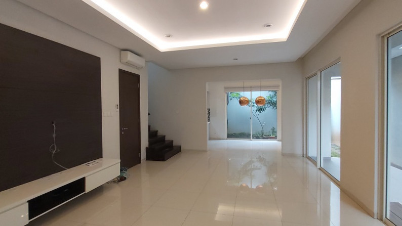 Rumah Disewakan di Serenia Hills, 3 Bedrooms, Siap Huni, Semi Furnished