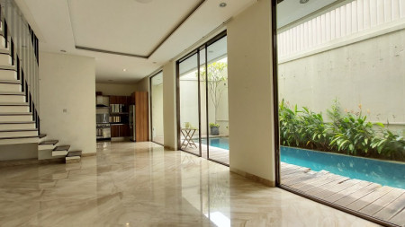 Townhouse Disewakan di Kemang, Jakarta Selatan, Private Swimming Pool, Semi Furnsihed, 3 Bedroom