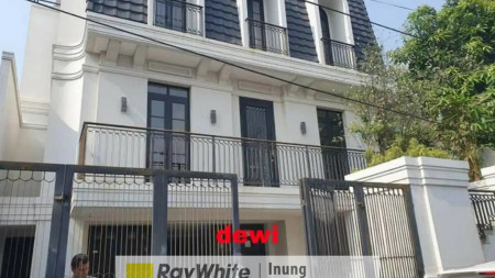 Rumah ini lokasinya tidak jauh dari pusat bisnis SCBD.