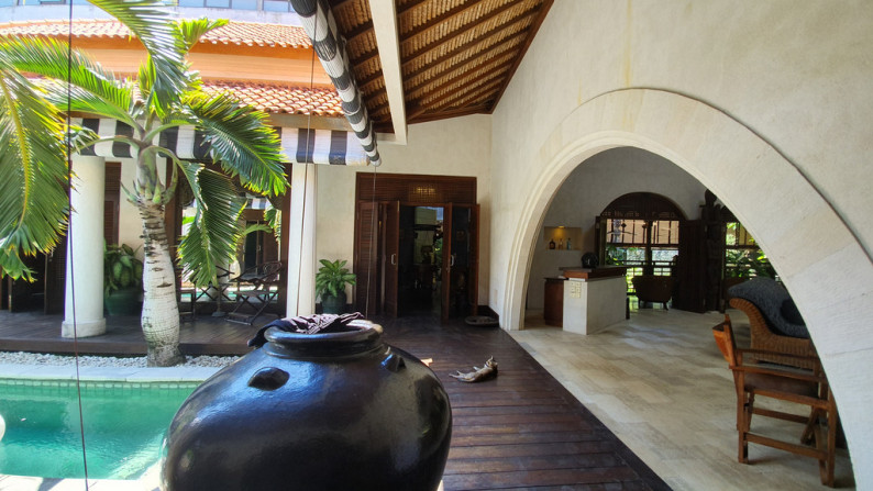 Luxury Villa In Great Location Walking Distance  to Beach .