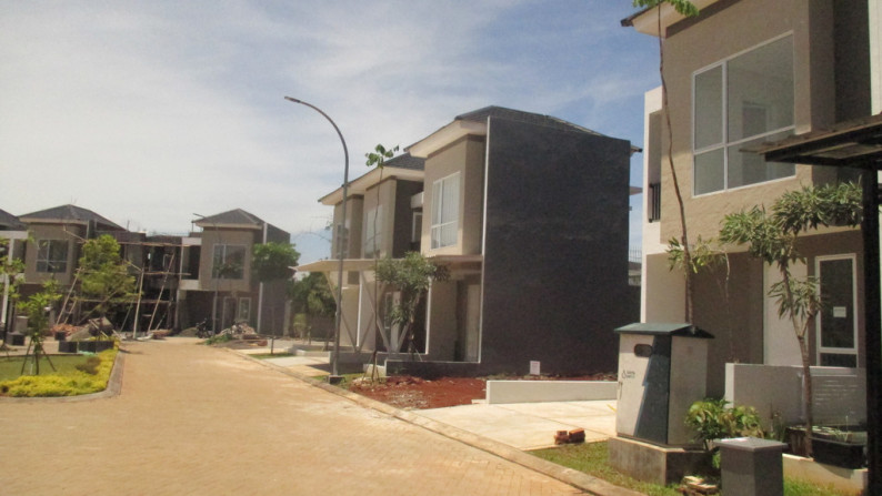 Dijual rumah baru gress belum pernah ditempati 2 lantai, harga BU, nego sampai deal, siap huni, di Perumahan Serpong Jaya Tangerang Selatan